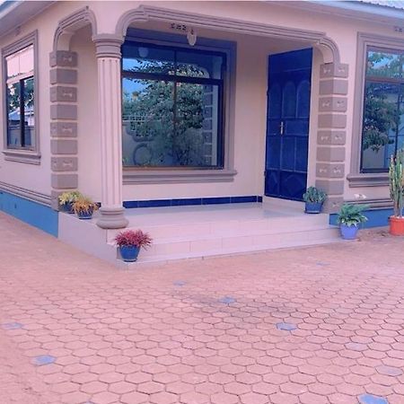 Evelina House Hostel Boma la Ngombe Exterior photo
