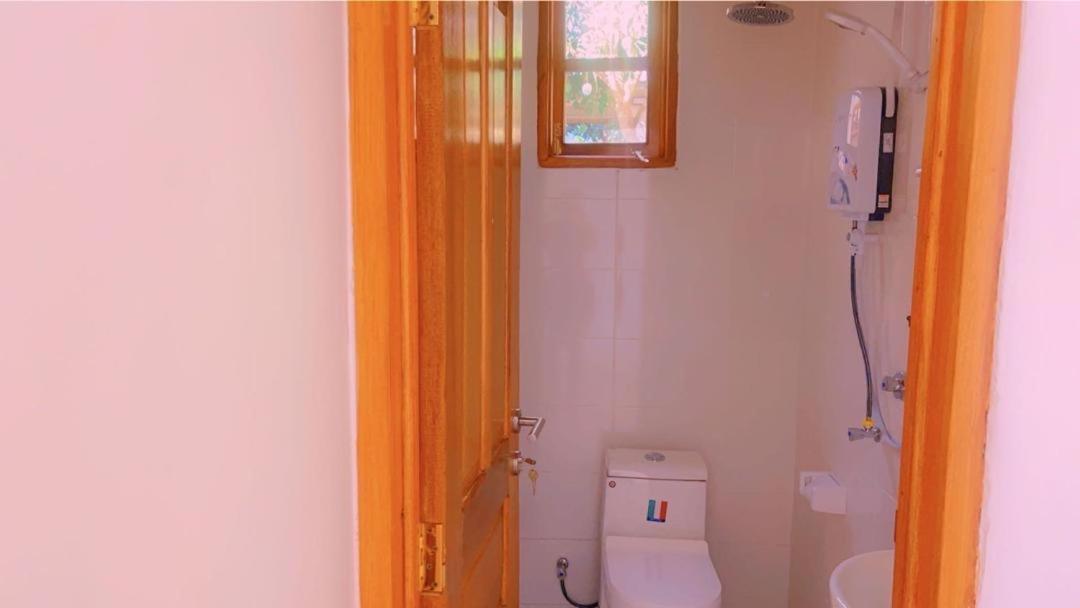 Evelina House Hostel Boma la Ngombe Exterior photo