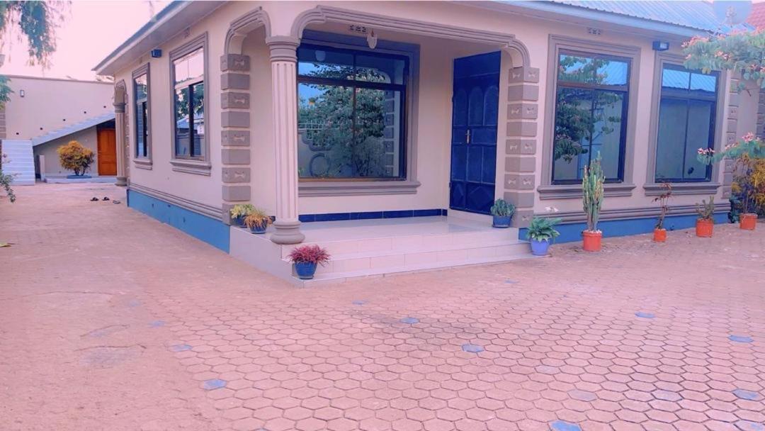 Evelina House Hostel Boma la Ngombe Exterior photo